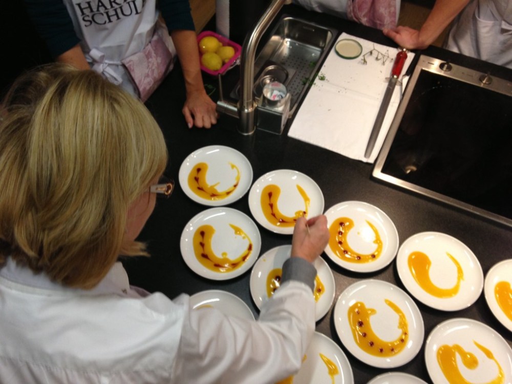 How To Decorate A Plate For A Cake